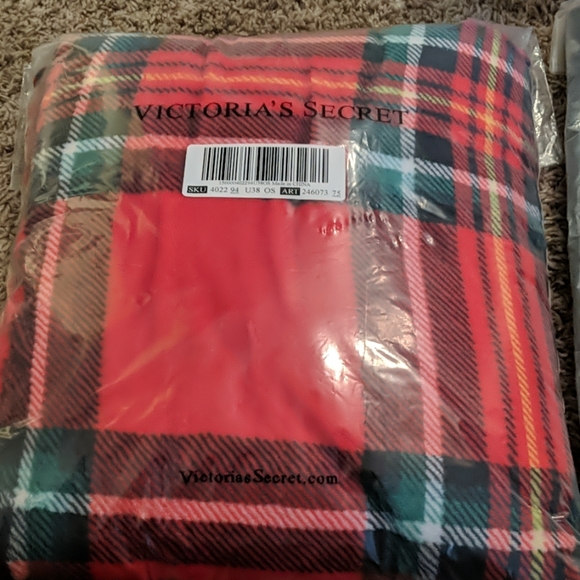 Victoria's Secret Pink Sherpa Plaid Blanket & Tote - Picture 6 of 7